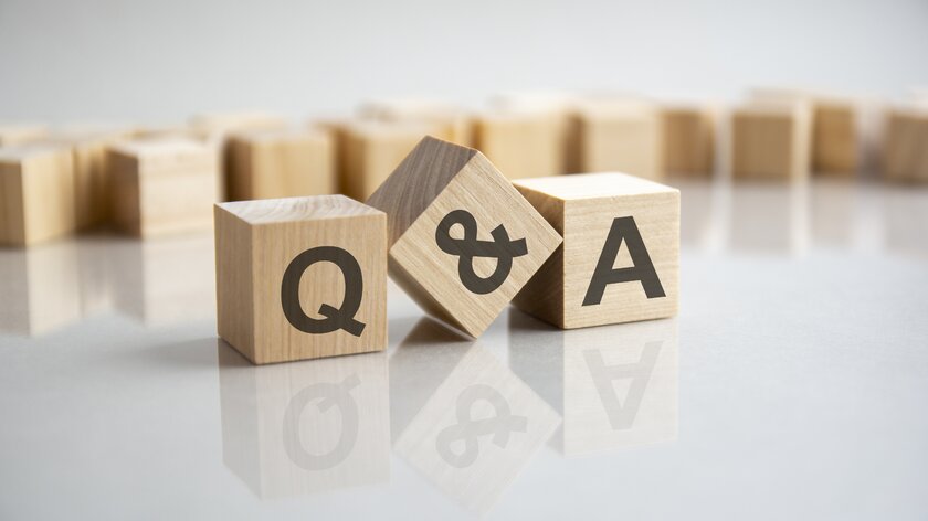 Holzblöcke mit Buchstaben Q und A stehen symbolisch für das Fragen-und-Antworten-Prinzip.
