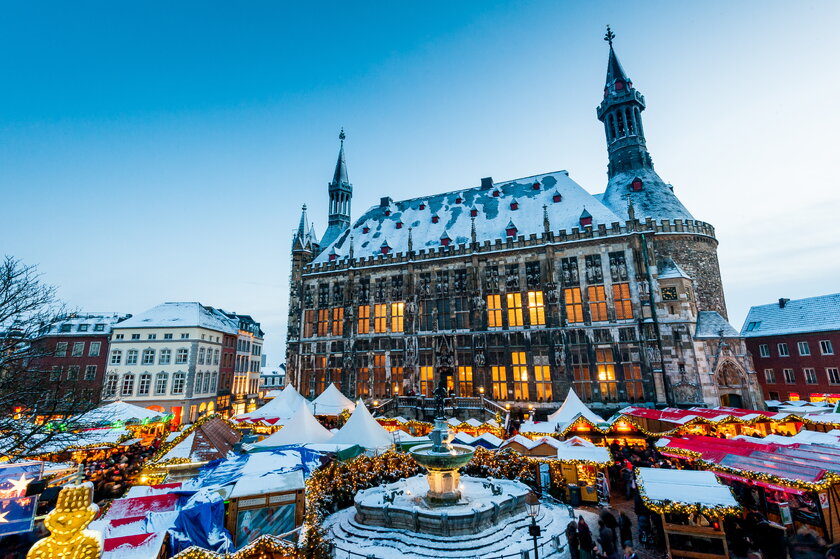 Blick auf den Aachener Weihnachtsmarkt in der historischen Innenstadt.