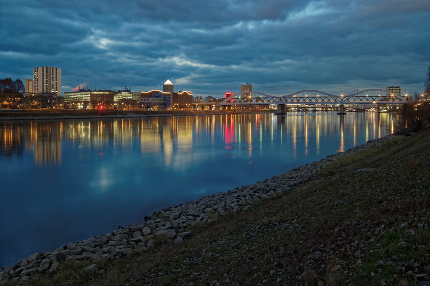 Blick auf das abendliche Ludwigshafen vom Rheinufer aus.