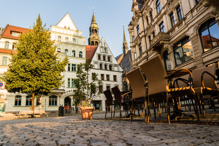 Blick auf den historischen Marktplatz von Zwickau mit Dom im Hintergrund.