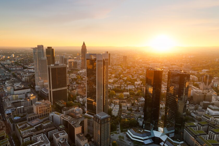 Frankfurter Bankenviertel am Fuße des Main