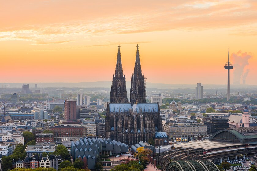 Skyline von Köln mit Kölner Dom im Zentrum
