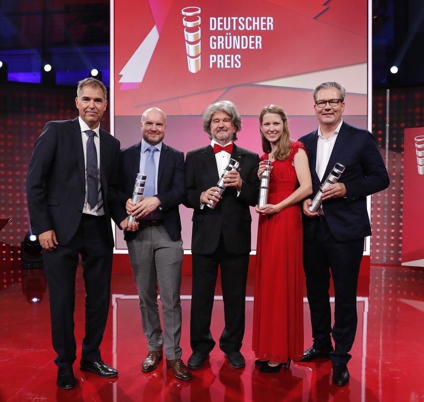 Die Preisträger des Deutschen Gründerpreises 2019 Alle Preisträger mit Pokal zur Preisverleihung