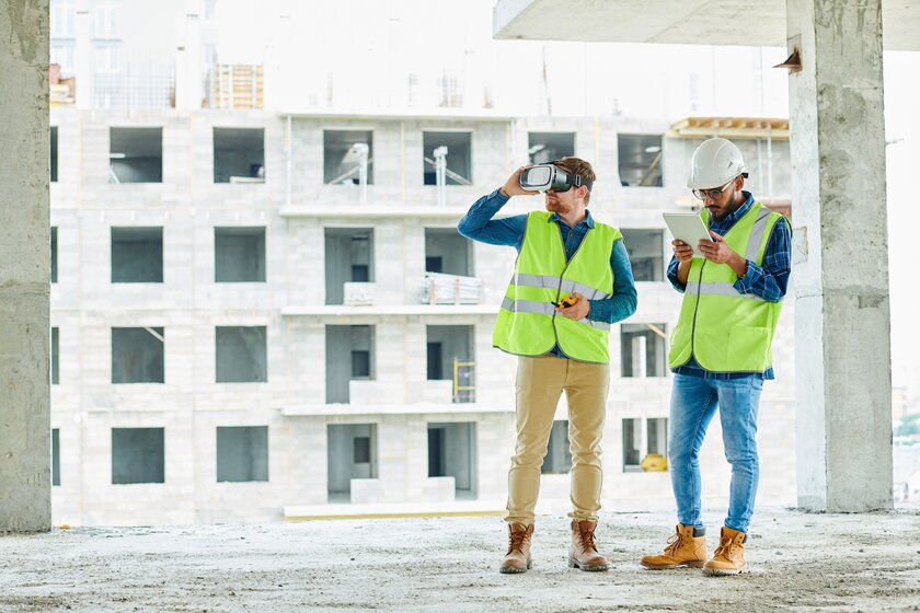 Zwei Ingenieure nutzen Virtual Reality im Arbeitsalltag