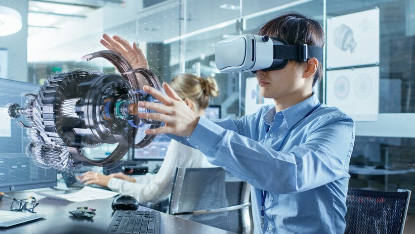Ingenieur mit VR-Brille arbeitet an einem 3-D visualisiertem Produktionsmodell