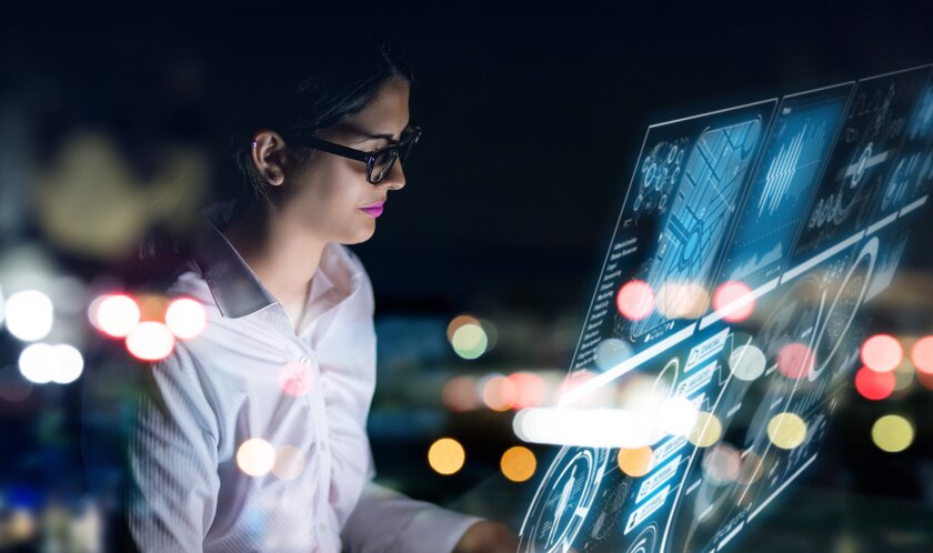 Frau blickt auf futuristisches User-Interface.