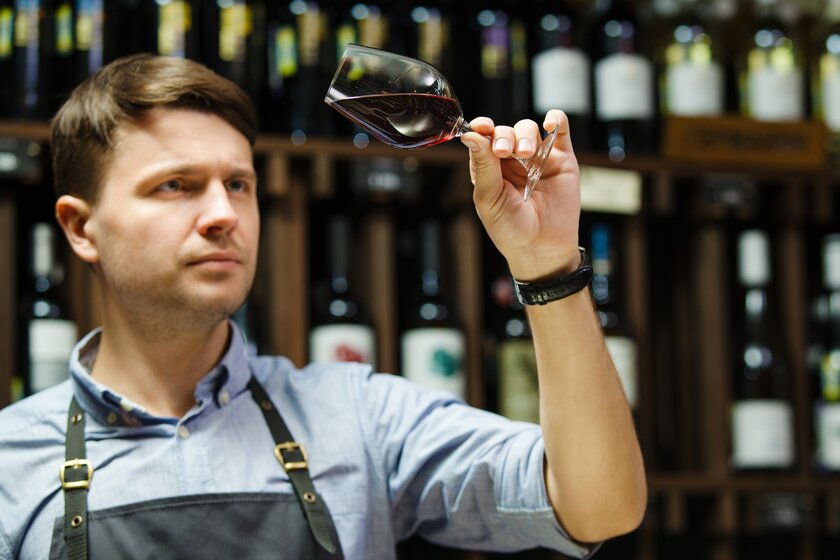 Sommelier und Weinhändler mit prüfendem Blick