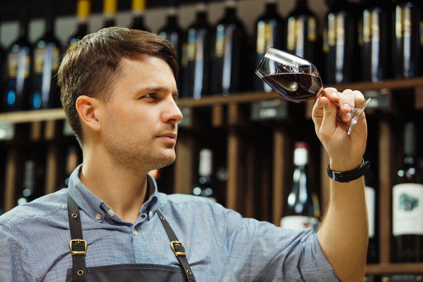 Bild Sommelier Sommelier und Degustationsexperte bei der Arbeit in seinem Weinhandel.