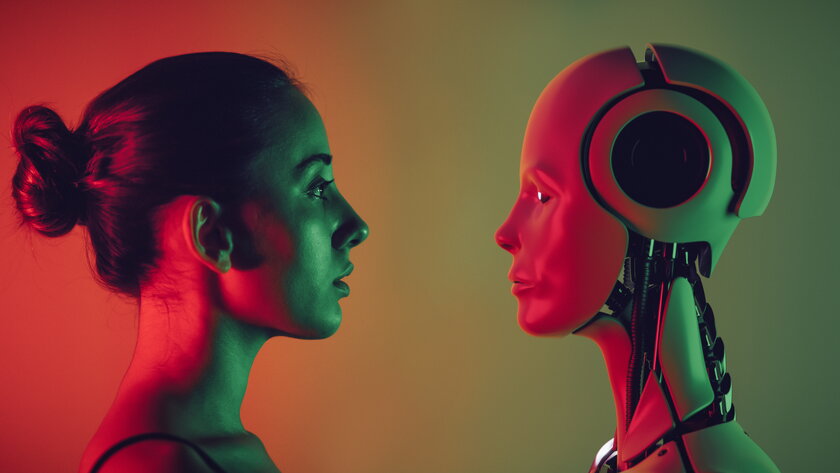 Seitliche Profilansicht einer Frau und eines KI Roboters, die einander zugewandt sind.