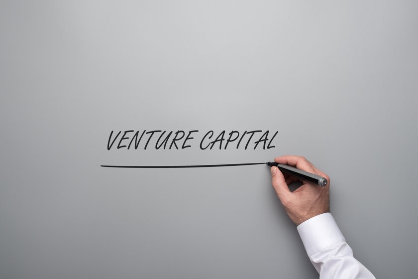 Mann mit Fineliner schreibt Venture Capital an die Wand.