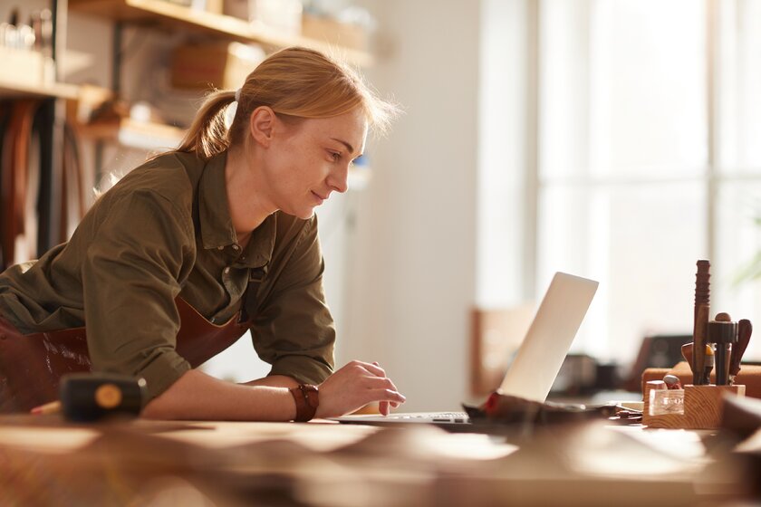 Junge Frau plant ihr Onlinebusiness im Homeoffice.
