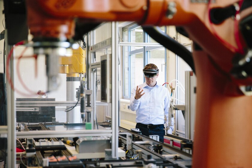 Virtuelle Produktentwicklung mit HoloLens Virtuelle Produktentwicklung mit HoloLens