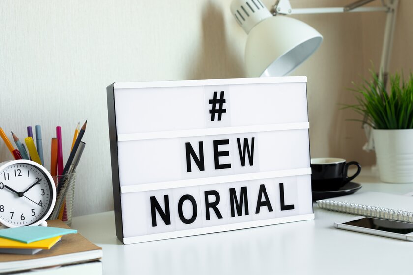 Bild New Normal Moderner Schreibtisch mit Schild: New Normal