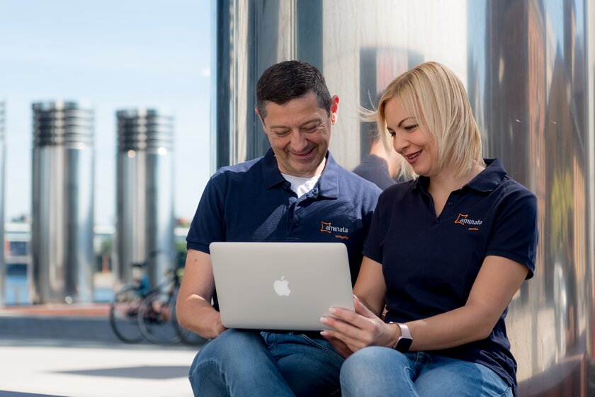 Monika Keuchel mit Ehemann und Geschäftsführer Michael Keuchel bei der Optimierung ihres Online Shops