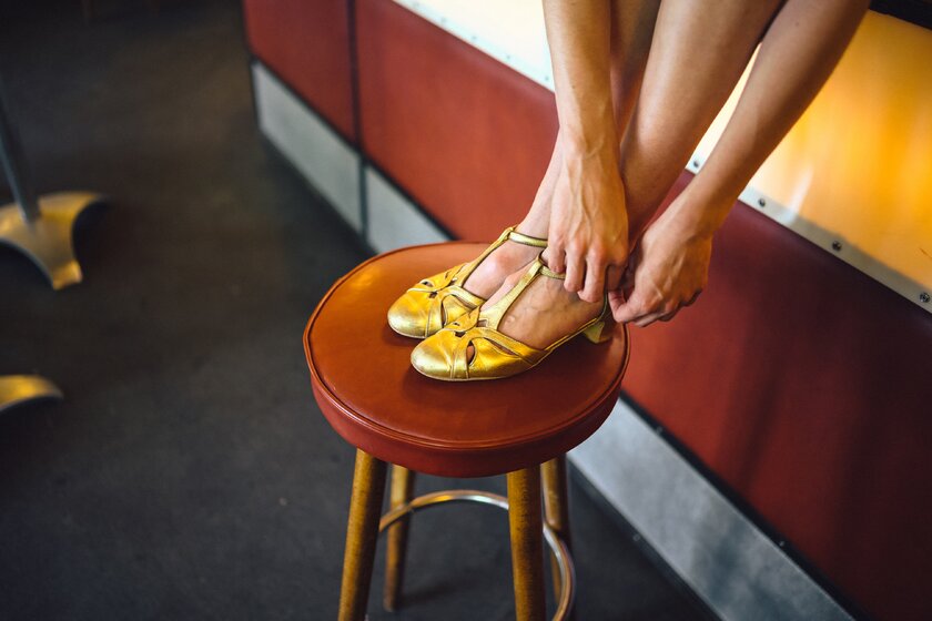 Die goldenen Schuhe und das Tanzlustbarkeitsverbot Die goldenen Schuhe und das Tanzlustbarkeitsverbot