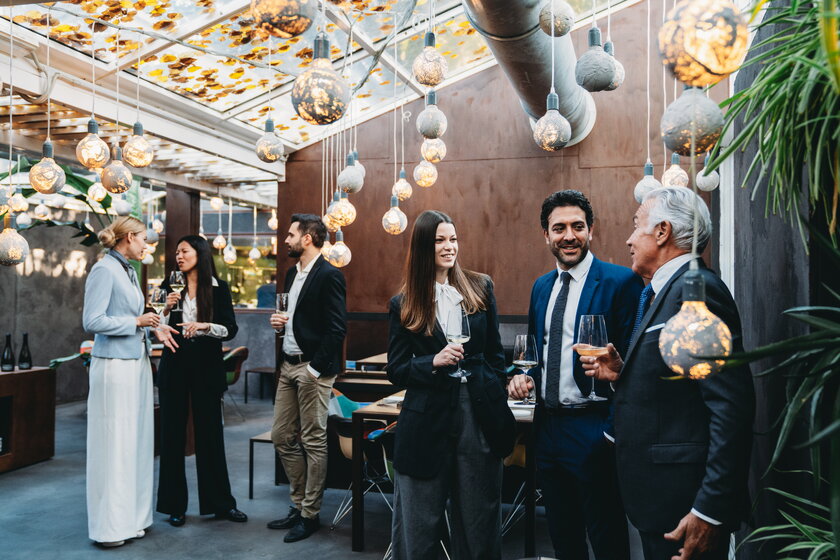 Networking auf einem Firmenevent in einem Luxusrestaurant.