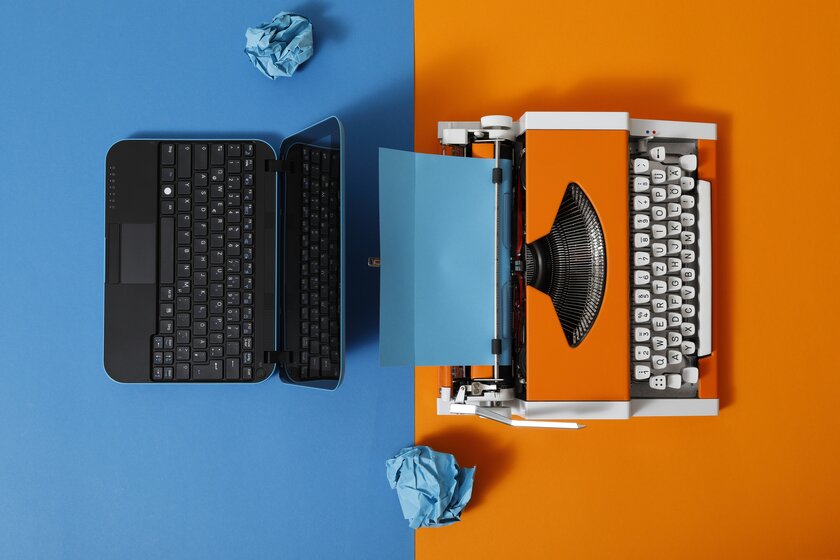 Digital und analog – Laptop und 70er Jahre Schreibmaschine