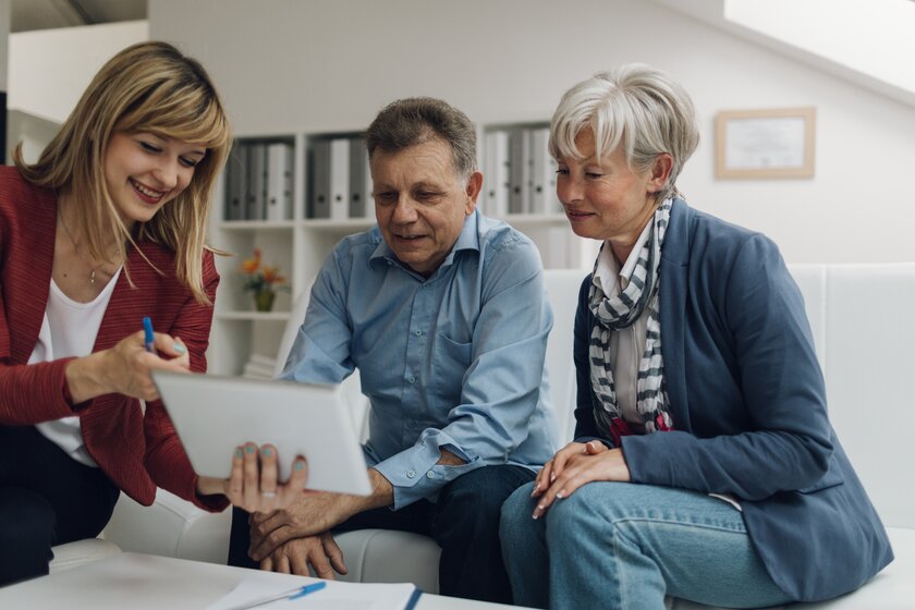 Bild Kapitalakquise Gesellschafter mit privatem Investor besprechen Businessplan.