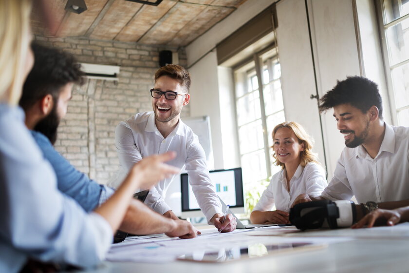 Diskussionsrunde aus diversem Startup Team mit VC-Investoren an einem Tisch beim Businessplan Pitch.