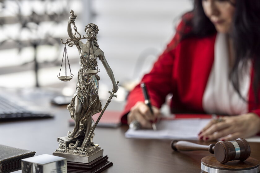 Bild Justitia Notarin bereitet Vertragsunterlagen zur Unterzeichnung vor.