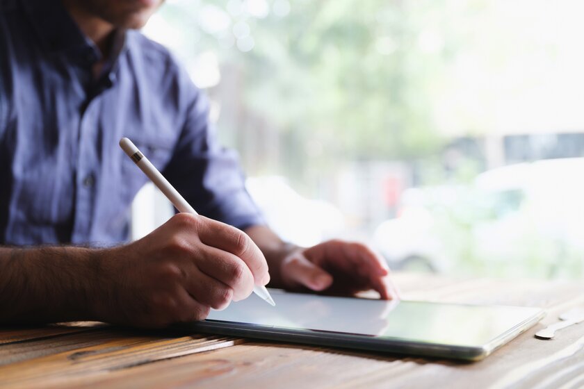 Gründer überprüft seinen Finanzbedarf am heimischen Schreibtisch mit vorliegender Checkliste.