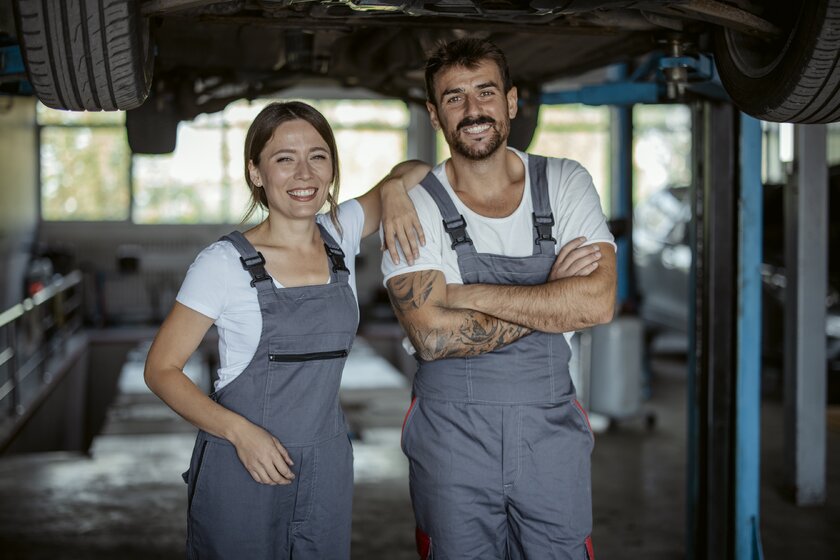 Foto Frau und Mann in Kfz-Werkstatt Frau und Mann als Gründerteam in ihrer Kfz-Werkstatt