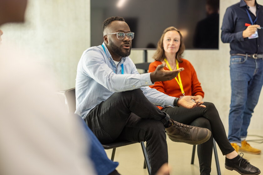 Gruender stellt seinen Businessplan im Rahmen eines Workshops vor.