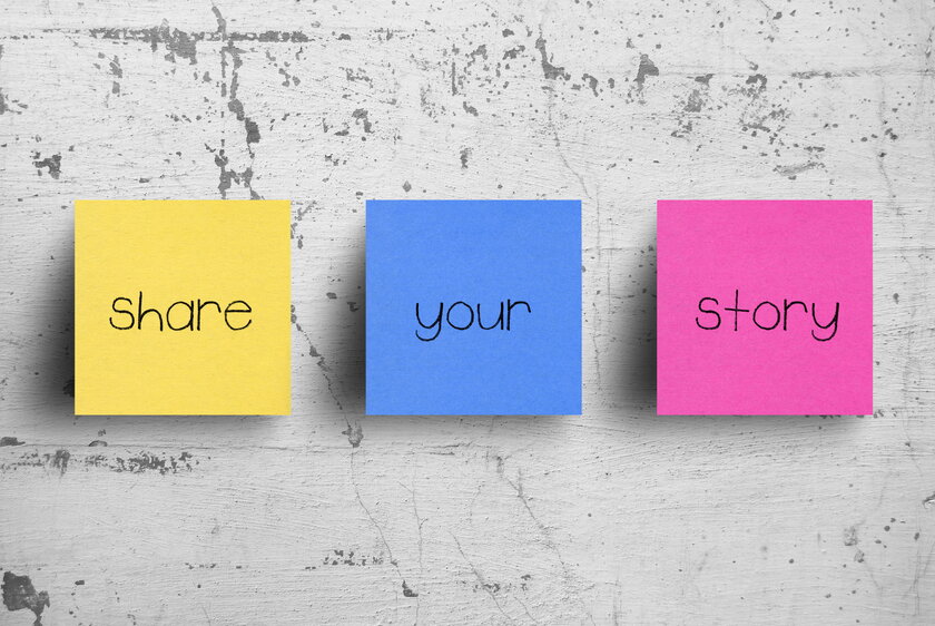 Bild Share Your Story Drei Post-Its nebeneinander bilden insgesamt Share Your Story-Botschaft.