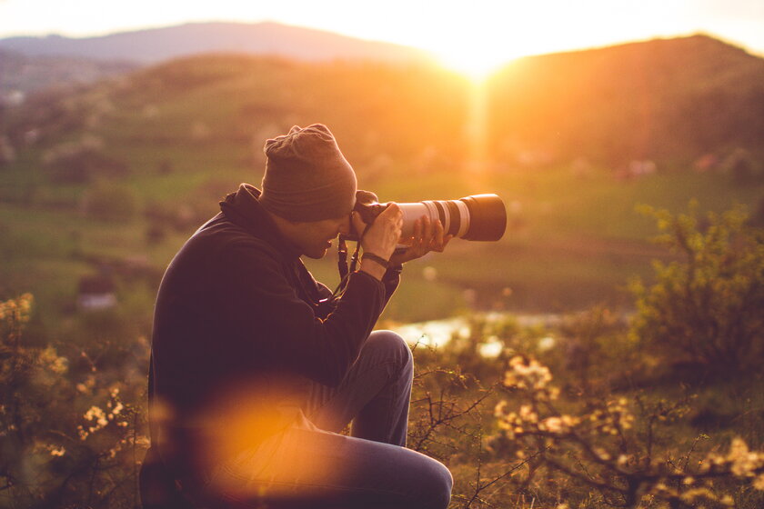 Bild Fotografieren im Bergtal bei Sonnenaufgang.