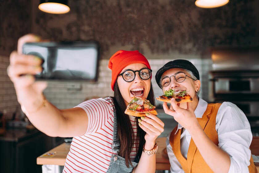 Zwei Pizzabaecker beim Selfiemachen.