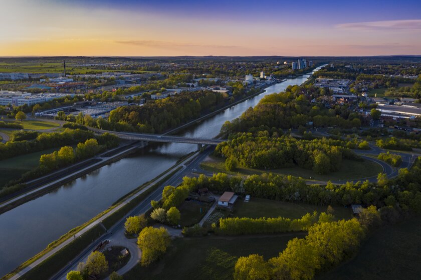 Luftaufnahme des Rhein-Main-Donau-Kanals in Erlangen.