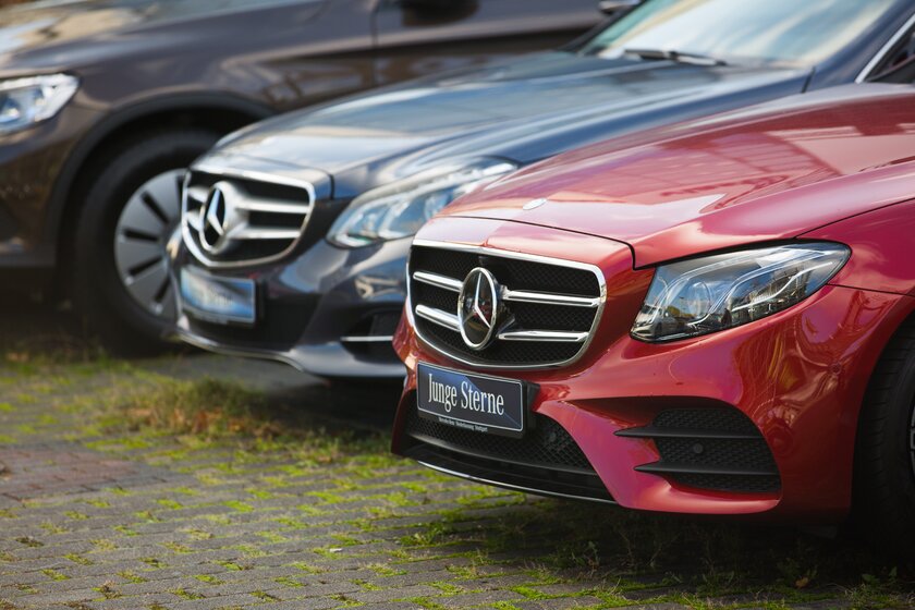 Hintereinander gereihte Mercedes-Kraftfahrzeuge präsentieren sich mit dynamischer Front und dem ikonischen Stern.
