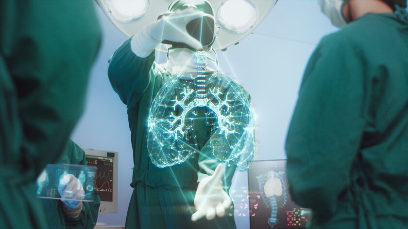 3-D-Hologramm der Atemwege eines Patienten betrachtet durch Chirurgen-Team im Operationssaal. 3-D-Hologramm der Atemwege eines Patienten betrachtet durch Chirurgen-Team im Operationssaal.