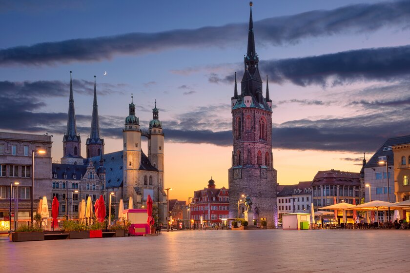 Halle im Abendlicht mit Blick auf Marktkirche und Roter Turm.