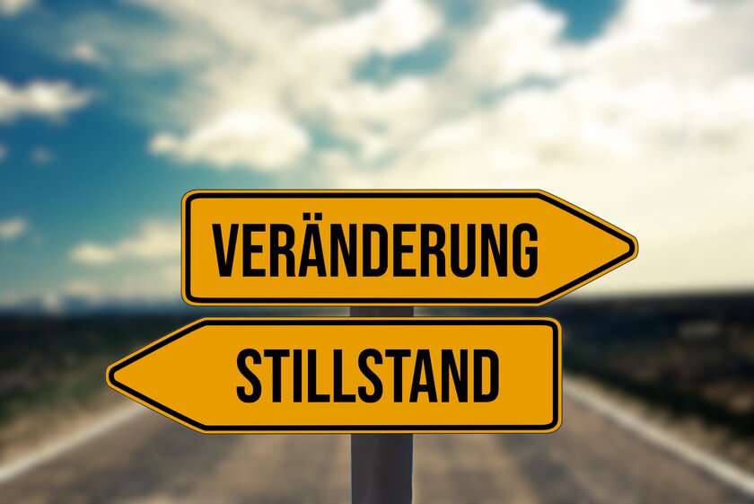 Zwei gegensätzliche Wegweiser zeigen auf Veränderung und Stillstand. Zwei gegensätzliche Wegweiser zeigen auf Veränderung und Stillstand.
