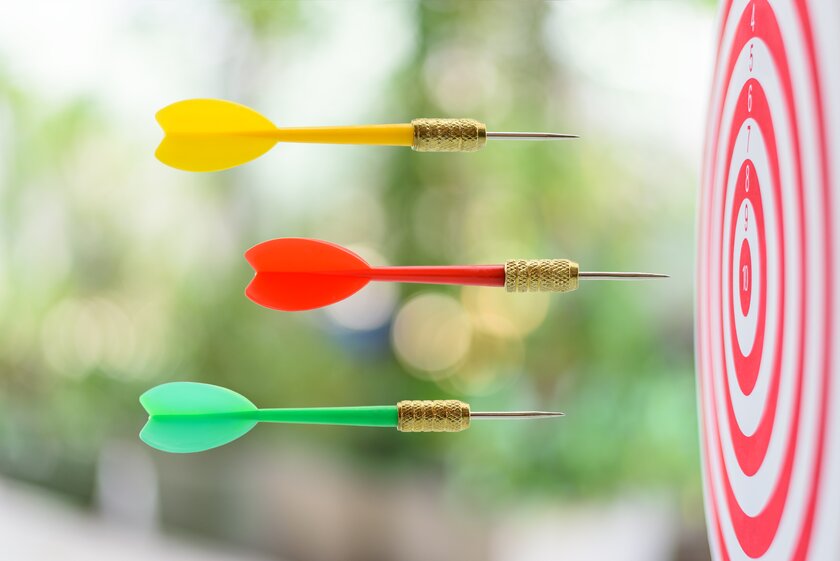 Drei Dartpfeile im Anflug auf eine Zielscheibe stehen symbolisch für Zielgruppen-Konzept. Drei Dartpfeile im Anflug auf eine Zielscheibe stehen symbolisch für Zielgruppen-Konzept.