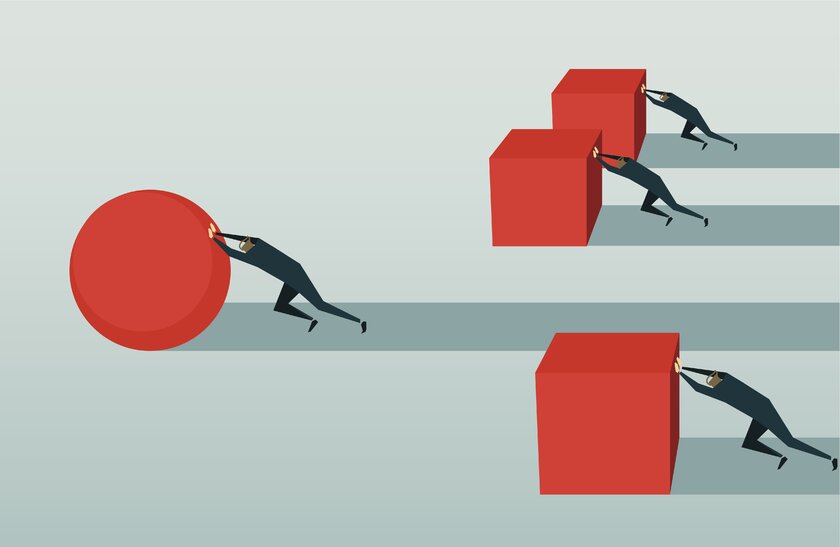 Illustration dreier Personen, die jeweils einen Würfel anschieben, während eine Person mit einem rollenden Ball ihnen vorauseilt. Illustration dreier Personen, die jeweils einen Würfel anschieben, während eine Person mit einem rollenden Ball ihnen vorauseilt.