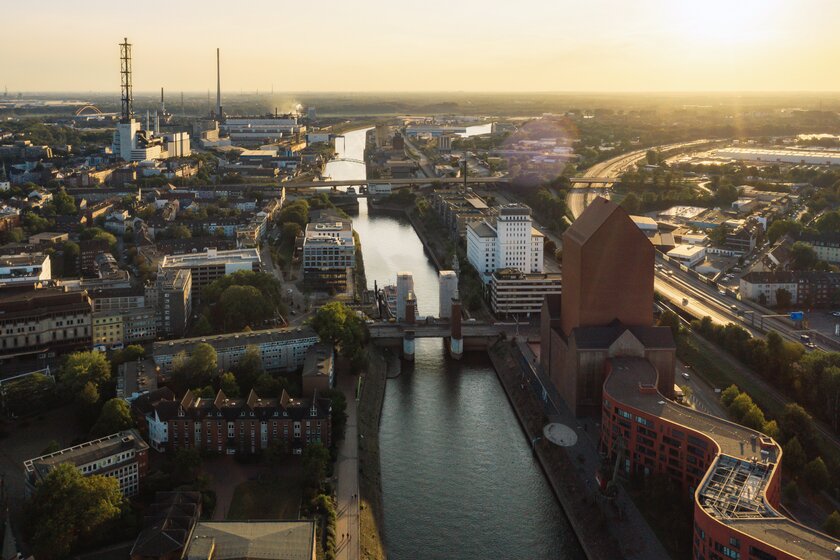 Drohnenblick auf den alten Duisburger Hafen zur Abendstunde.