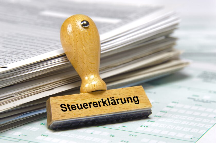 Nahaufnahme eines Stempels mit deutschem Wort Steuererklärung darauf gedruckt.