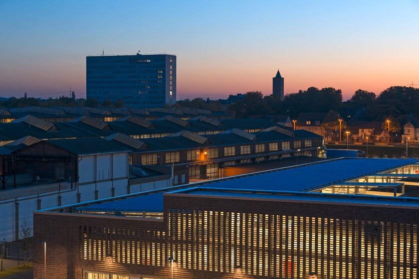 Nachtansicht der Jahrhunderthalle und der Skyline von Bochum.