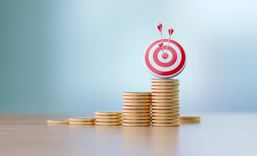 Dartscheibe und Pfeile, die über Münzstapeln angebracht ist, symbolisch für erfolgreiche Umsatzplanung. Dartscheibe und Pfeile, die über Münzstapeln angebracht ist, symbolisch für erfolgreiche Umsatzplanung.