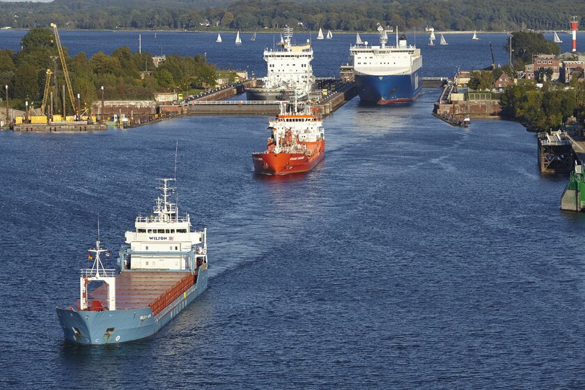 Drei große Frachtschiffe verlassen hintereinander die Schleuse Kiel-Holtenau in Richtung Nord-Ostsee.