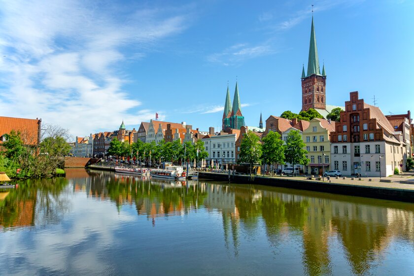 Blick auf Uferpromenade in der Luebecker Altstadt