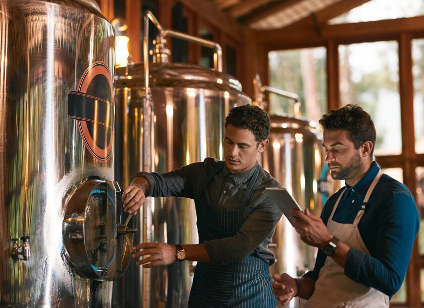 Bild Bierherstellung Brauerei Zwei Brauer inspizieren Anlagen in ihrer Bierbrauerei.