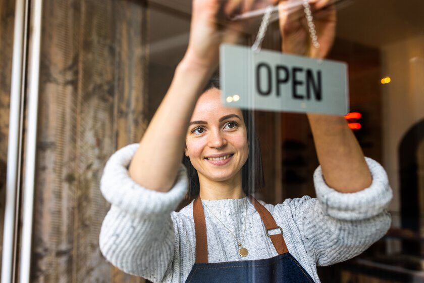 Bild Ladenbesitzerin OPEN-Schild