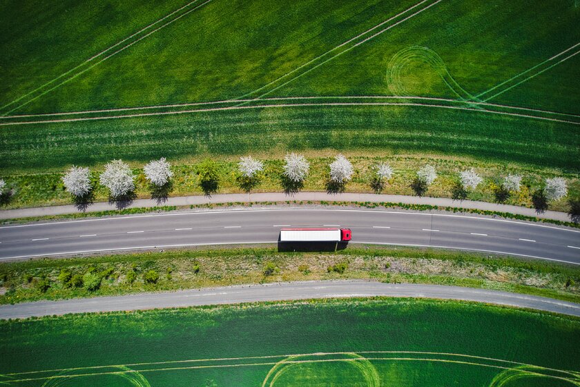 Drohnenschuss direkt über einem Lastwagen allein auf einer Landstrasse.