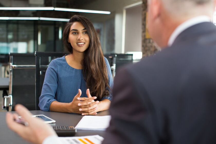 Bild Bewerbungsinterview Arbeitgeber im Interview mit potentieller Jobkandidatin.