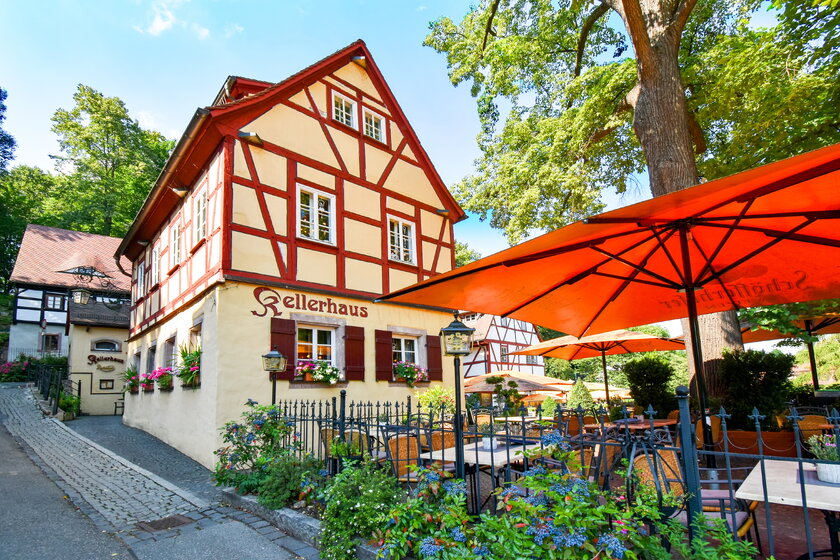 Bild Fachwerkhaus Blick auf ein Chemnitzer Fachwerkhaus mit sommerlichem Biergarten.
