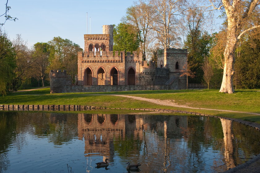 Blick auf die kuenstliche Ruine Mosburg am Ufer eines Weihers im Biebricher Schlosspark in Wiesbaden.