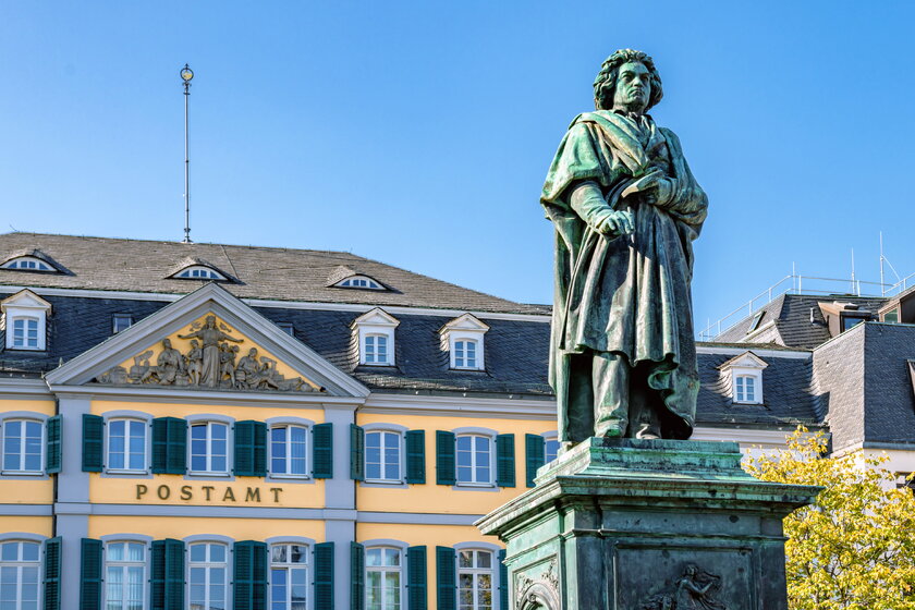 Bild Beethoven Statue Bonn Blick auf die Beethoven Statue in Bonn, das Postamt im Hintergrund befindlich.